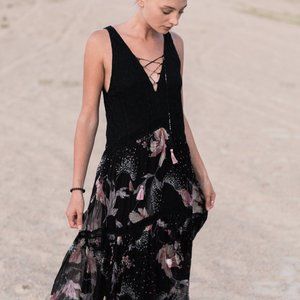 Lace- Up Feminine Maxi Dress in Black